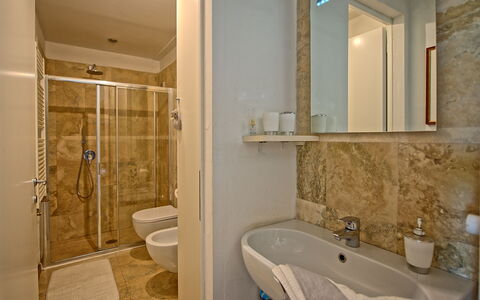 Capannino: Badezimmer, Zimmer, Eigentum, Fliese, Badewanne, Interior Design, Gebäude, Armatur, Grundeigentum, Haus
