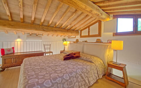Capannino: Schlafzimmer, Bett, Zimmer, Möbel, Eigentum, Bettrahmen, Decke, Gebäude, Bedding, Bettdecke