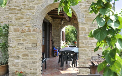 Casetta i Ciliegi: Garten, Hütte, Bauernhaus, Schatten, Landscaping, Estate, Garten, Hinterhof, Steinwand, Hazienda
