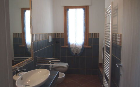 Villa Dei Cipressi: Zimmer, Badezimmer, Eigentum, Fussboden, Gebäude, Fliese, Grundeigentum, Haus, Die Architektur, Interior Design