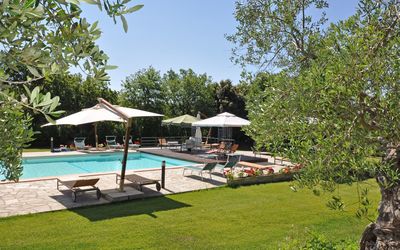 Pitigliano: Eigentum, Schwimmbad, Resort, Gebäude, Grundeigentum, Freizeit, Haus, Eco Hotel, Estate, Schatten