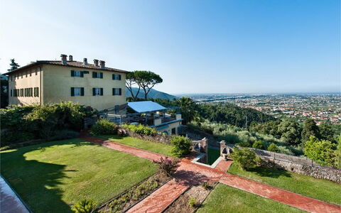 Villa Camaiore: Eigentum, Grundeigentum, Gebäude, Haus, Estate, Himmel, Zuhause, Wohngebiet, Die Architektur, Villa