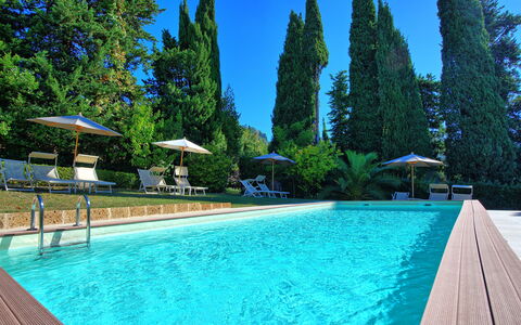 Villa Camaiore: Schwimmbad, Eigentum, Freizeit, Urlaub, Grundeigentum, Wasser, Resort, Baum, Estate, Haus