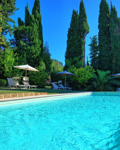 Villa Camaiore: Schwimmbad, Eigentum, Freizeit, Urlaub, Grundeigentum, Wasser, Resort, Baum, Estate, Haus
