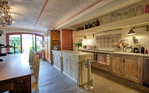 Villa Nova: Möbel, Eigentum, Cabinetry, Tabelle, Gebäude, Countertop, Küche, Interior Design, Holz, Beleuchtung