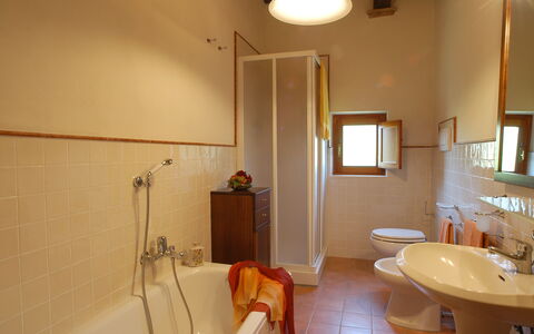 La Valle: Badezimmer, Zimmer, Eigentum, Gebäude, Interior Design, Armatur, Bad Sink, Haus, Grundeigentum, Die Architektur