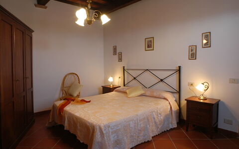 La Valle: Schlafzimmer, Bett, Zimmer, Möbel, Bettdecke, Eigentum, Bettrahmen, Bedding, Interior Design, Fussboden