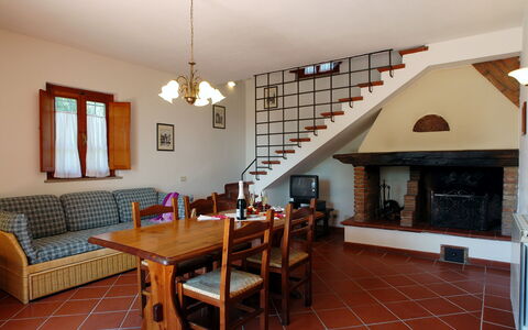 La Valle: Eigentum, Zimmer, Gebäude, Haus, Decke, Interior Design, Fussboden, Möbel, Grundeigentum, Holzboden