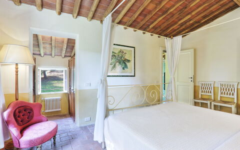 Le Pergole: Zimmer, Schlafzimmer, Möbel, Eigentum, Bett, Gebäude, Interior Design, Haus, Decke, Bettdecke