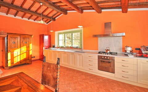 Villa Noceta: Eigentum, Zimmer, Orange, Gebäude, Möbel, Decke, Küche, Zuhause, Interior Design, Haus