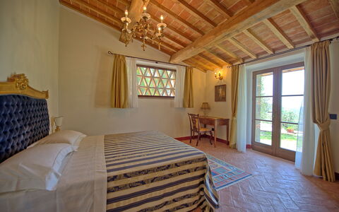 Villa Noceta: Zimmer, Eigentum, Schlafzimmer, Möbel, Decke, Gebäude, Bett, Interior Design, Grundeigentum, Haus
