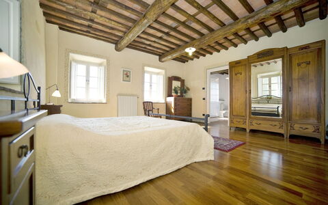 Teto: Schlafzimmer, Zimmer, Eigentum, Möbel, Decke, Bett, Holzboden, Interior Design, Fussboden, Gebäude