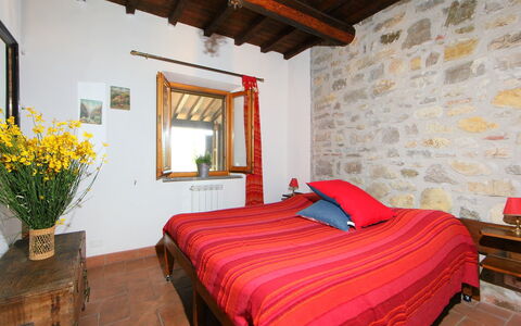 Casale Verciano: Schlafzimmer, Bett, Zimmer, Möbel, Eigentum, Bettdecke, Gebäude, Bettrahmen, Interior Design, Haus