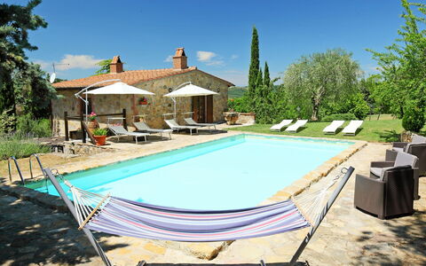 Casale Verciano: Schwimmbad, Eigentum, Haus, Grundeigentum, Zuhause, Gebäude, Urlaub, Estate, Villa, Hinterhof