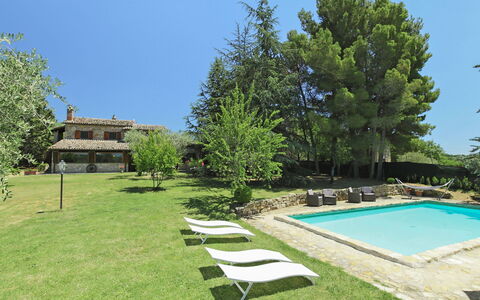 Casale Verciano: Eigentum, Schwimmbad, Gras, Natürliche Landschaft, Baum, Rasen, Haus, Garten, Hinterhof, Grundeigentum