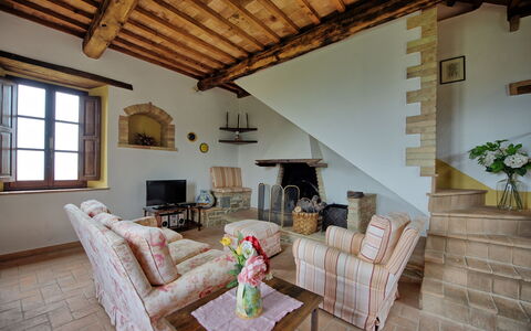 Villa Montalcino: Eigentum, Zimmer, Gebäude, Wohnzimmer, Haus, Interior Design, Möbel, Decke, Grundeigentum, Dachgeschoss