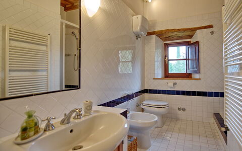 Villa Montalcino: Badezimmer, Zimmer, Eigentum, Interior Design, Gebäude, Sinken, Grundeigentum, Haus, Fussboden, Zuhause