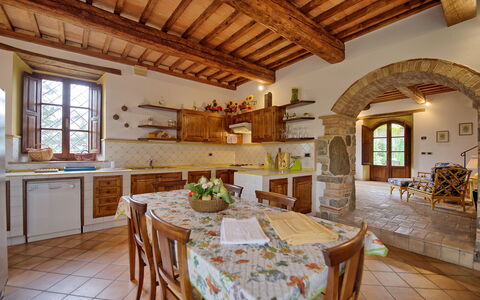 Villa Montalcino: Eigentum, Zimmer, Gebäude, Decke, Interior Design, Strahl, Möbel, Haus, Küche, Zuhause