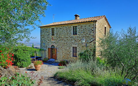 Villa Montalcino: Eigentum, Haus, Blau, Hütte, Gebäude, Grundeigentum, Bauernhaus, Ländliches Gebiet, Wand, Zuhause