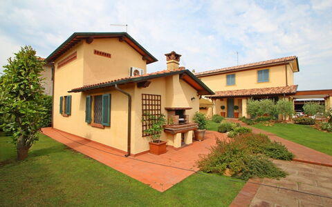 Casa Daniela: Wohngebiet, Dach, Haus, Zuhause, Strauch, Garten, Estate, Hütte, Hazienda, Landscaping