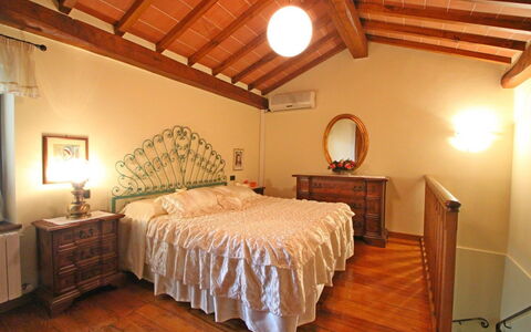 Casa Daniela: Möbel, Bett, Interior Design, Schlafzimmer, Bedding, Bettdecke, Holz, Decke, Fussboden, Flooring