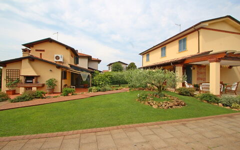 Casa Daniela: Wohngebiet, Strauch, Haus, Zuhause, Dach, Garten, Menschliche Siedlung, Ground, Estate