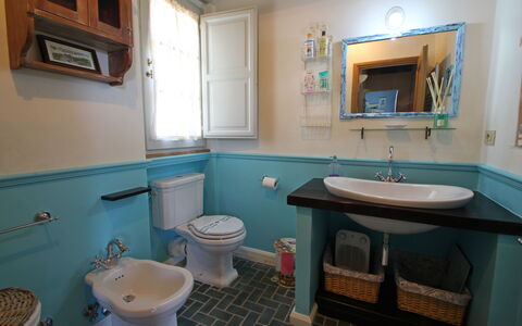 Casa Roberto: Bad Sink, Armatur, Badezimmer, Sinken, Interior Design, Zapfhahn, Flooring, Installation, Fussboden, Beleuchtung