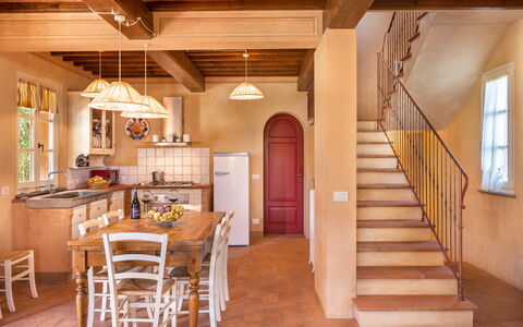 Le Vigne 6: Möbel, Tabelle, Treppe, Holz, Gebäude, Fenster, Tür, Interior Design, Stuhl, Fussboden