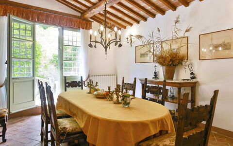 Villa Lorian: Esszimmer, Zimmer, Eigentum, Decke, Interior Design, Möbel, Gebäude, Tabelle, Grundeigentum, Haus