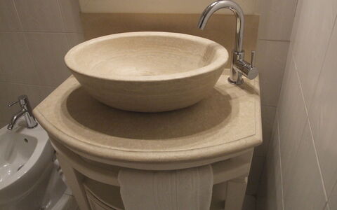 Appartamento Le Volte: Toilette, Badezimmer, Sinken, Armatur, Eigentum, Keramik, Bad Sink, Beige, Toilleten Sitz, Zimmer