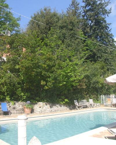 Villa La Quercia: Wasser, Pflanze, Himmel, Gebäude, Wolke, Azurblau, Schwimmbad, Baum, Gartenmöbel, Schatten