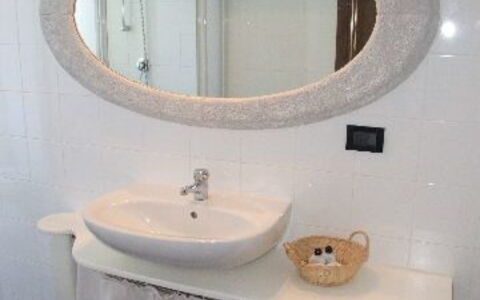 Villa Il Castagno: Badezimmer, Spiegel, Eigentum, Zimmer, Bad Sink, Badezimmerschrank, Bad Zubehör, Sinken, Toilette, Armatur