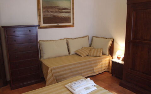 Villa Il Castagno: Möbel, Zimmer, Fussboden, Eigentum, Hartholz, Schlafzimmer, Wand, Bett, Holzbeize, Interior Design