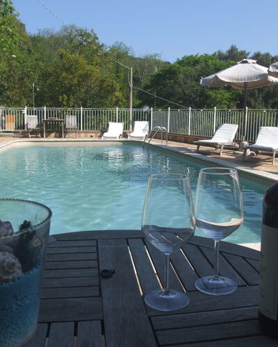 Villa Il Castagno: Wasser, Eigentum, Schwimmbad, Azurblau, Pflanze, Baum, Gartenmöbel, Flasche, Himmel, Freizeit