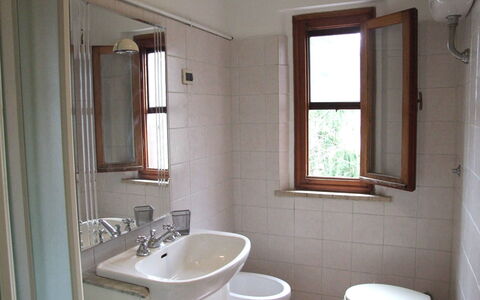 Villa Agrifogli: Badezimmer, Eigentum, Zimmer, Badezimmerschrank, Bad Zubehör, Armatur, Wand, Gebäude, Interior Design, Die Architektur