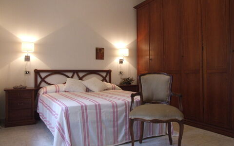 Villa Agrifogli: Schlafzimmer, Bett, Zimmer, Möbel, Bettdecke, Eigentum, Bettrahmen, Bedding, Fussboden, Wand