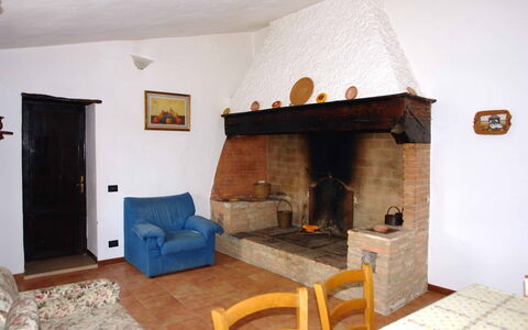 Tenuta Il Tresto: Zimmer, Eigentum, Feuerstelle, Haus, Gebäude, Möbel, Wohnzimmer, Grundeigentum, Interior Design, Steinofen