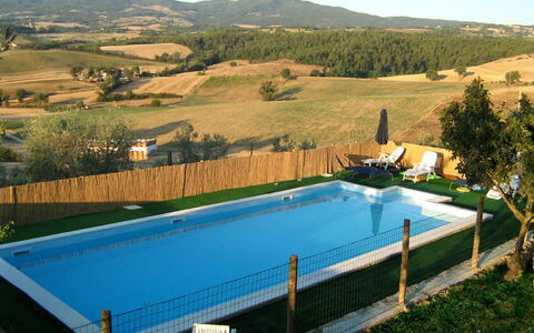 Casale Biancospino: Schwimmbad, Eigentum, Freizeit, Gras, Grundeigentum, Haus, Baum, Rechteck, Villa, Landschaft