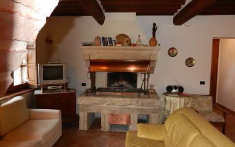 Casale Biancospino: Zimmer, Eigentum, Wohnzimmer, Feuerstelle, Kamin, Gebäude, Möbel, Interior Design, Haus, Decke