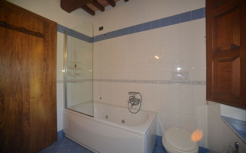 Casale Biancospino: Badezimmer, Zimmer, Eigentum, Die Architektur, Haus, Interior Design, Gebäude, Armatur, Badewanne, Fliese