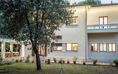 Marina Dei Ronchi Prestige: Eigentum, Haus, Gebäude, Baum, Zuhause, Wohngebiet, Die Architektur, Grundeigentum, Wohnung, Zimmer