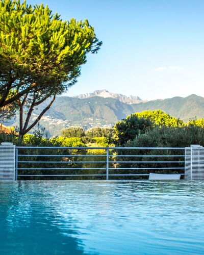 Marina Dei Ronchi Prestige: Natur, Wasser, Schwimmbad, Eigentum, Himmel, Gelb, Baum, Grundeigentum, Urlaub, Freizeit