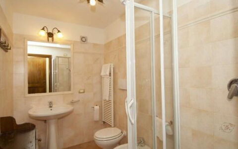 Trasimeno Link: Armatur, Spiegel, Eigentum, Badezimmer, Gebäude, Sinken, Zapfhahn, Deckenventilator, Interior Design, Dusche
