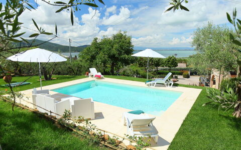 Trasimeno Link: Wolke, Himmel, Wasser, Pflanze, Eigentum, Gebäude, Schwimmbad, Azurblau, Schatten, Baum