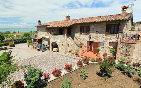 Trasimeno Link: Pflanze, Wolke, Himmel, Eigentum, Blume, Gebäude, Fenster, Haus, Grundstueck, Baum