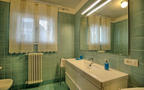 Villa Gaville: Badezimmer, Zimmer, Eigentum, Interior Design, Badezimmerschrank, Fliese, Bad Zubehör, Beleuchtung, Gebäude, Armatur