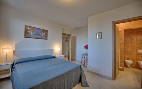 Villa Gaville: Schlafzimmer, Bett, Zimmer, Möbel, Eigentum, Bettdecke, Bettrahmen, Interior Design, Fussboden, Decke