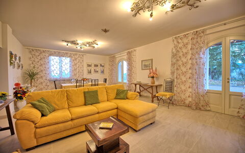 Villa Gaville: Wohnzimmer, Zimmer, Eigentum, Möbel, Interior Design, Gebäude, Gelb, Grundeigentum, Haus, Decke