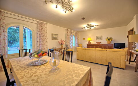 Villa Gaville: Zimmer, Eigentum, Interior Design, Gebäude, Möbel, Decke, Gelb, Esszimmer, Haus, Zuhause