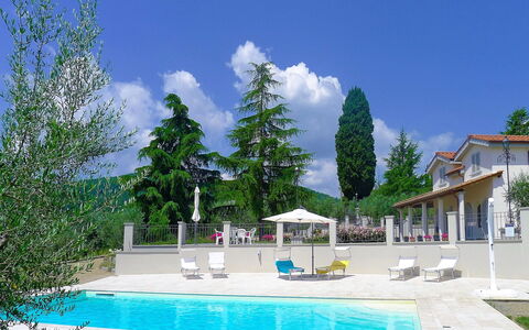 Villa Gaville: Schwimmbad, Eigentum, Natürliche Landschaft, Grundeigentum, Freizeit, Gebäude, Haus, Baum, Resort, Wohngebiet